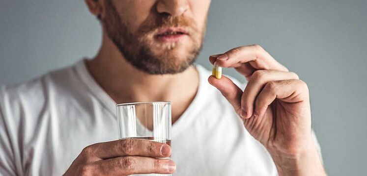 Ένας άνδρας παίρνει φάρμακα για τη θεραπεία της προστατίτιδας