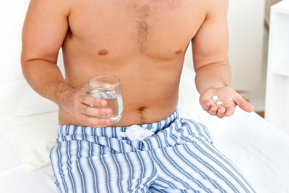 Ο άνθρωπος παίρνει δισκία για προστατίτιδα